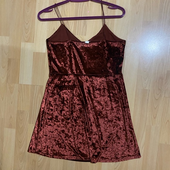 Deep Red Velvet Mini Dress | Size: M | Garage - Picture 3 of 4